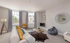 Georgian 2 Bed Apartment With 3 Bathrooms And Parking